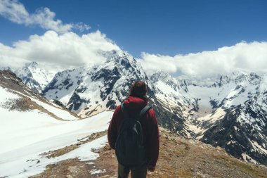 Adamın silueti dağın zirvesinde güneşin doğuşu gökyüzünde, spor ve aktif yaşam kavramsal tasarımı.