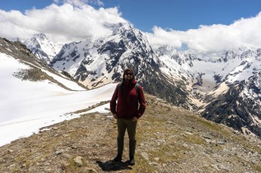 Adamın silueti dağın zirvesinde güneşin doğuşu gökyüzünde, spor ve aktif yaşam kavramsal tasarımı.
