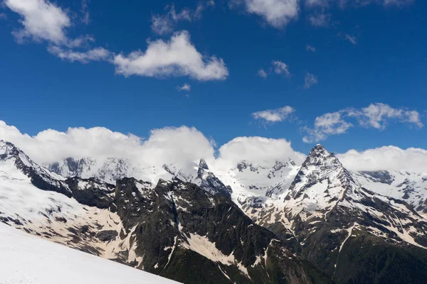 Grote Natuur Berglandschappen Fantastisch Perspectief Van Kaukasische Sneeuw Inactieve Vulkaan — Stockfoto