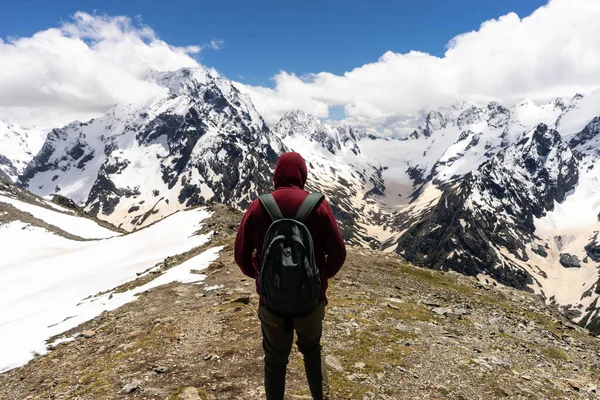 Adamın silueti dağın zirvesinde güneşin doğuşu gökyüzünde, spor ve aktif yaşam kavramsal tasarımı.