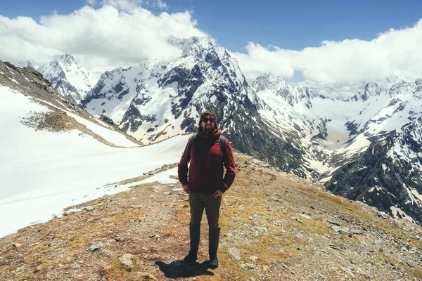 Adamın silueti dağın zirvesinde güneşin doğuşu gökyüzünde, spor ve aktif yaşam kavramsal tasarımı.