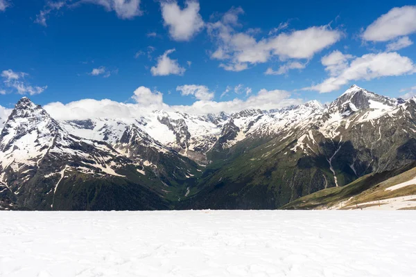 Skvělá Příroda Horské Krajiny Fantastická Perspektiva Kavkazského Sněhu Neaktivní Sopky — Stock fotografie