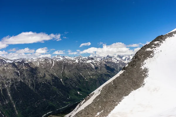 Grote Natuur Berglandschappen Fantastisch Perspectief Van Kaukasische Sneeuw Inactieve Vulkaan — Stockfoto