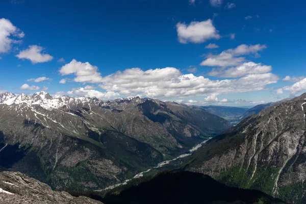 Grote Natuur Berglandschappen Fantastisch Perspectief Van Kaukasische Sneeuw Inactieve Vulkaan — Stockfoto