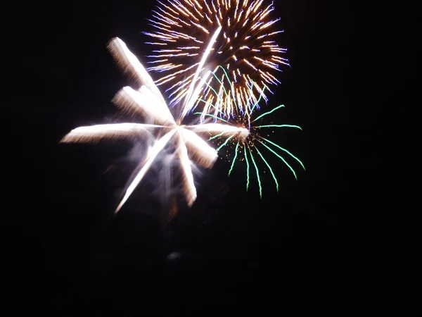 Fogos de artifício à noite — Fotografia de Stock