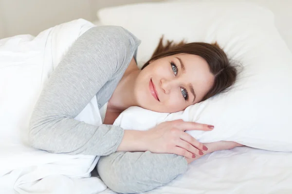 Chica en la almohada —  Fotos de Stock