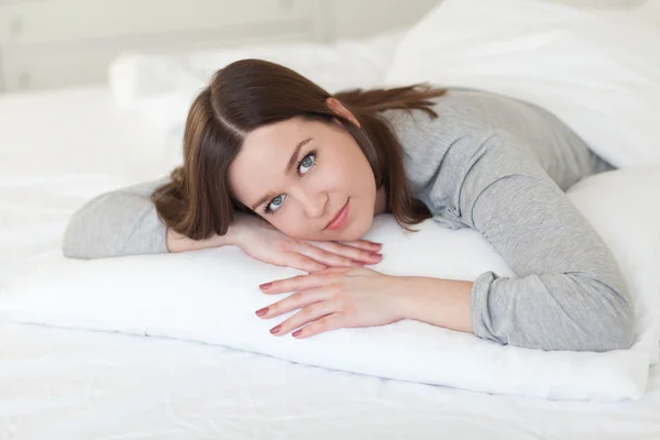 Chica en la almohada —  Fotos de Stock