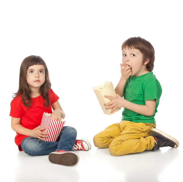 Barn äter popcorn — Stockfoto