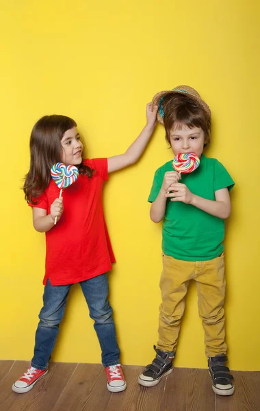 Lolipop zevk çocuk — Stok fotoğraf