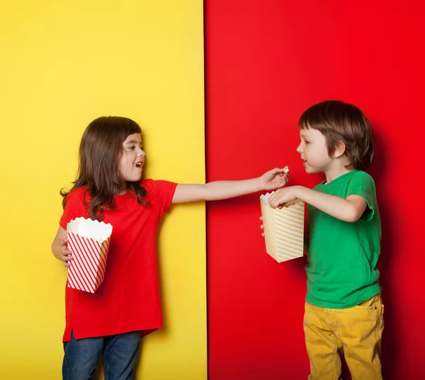 Дети едят попкорн — стоковое фото