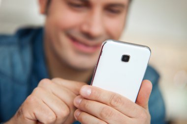 cep telefonu kullanan genç adam