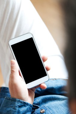 cep telefonu kullanan genç adam