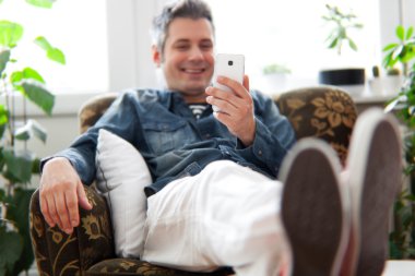 cep telefonu kullanan genç adam