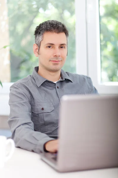 Jeune homme au travail — Photo