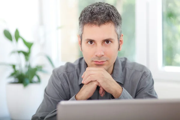 Portret van een jonge man op het werk — Stockfoto