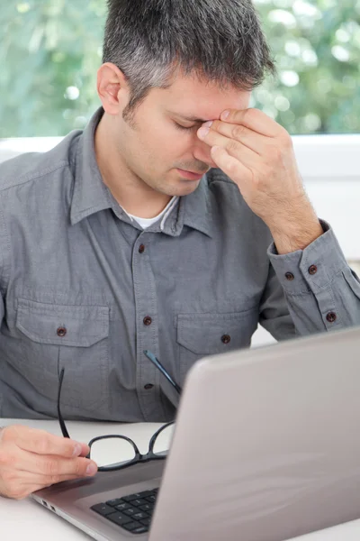 Hombre Trabajando horas extras — Foto de Stock