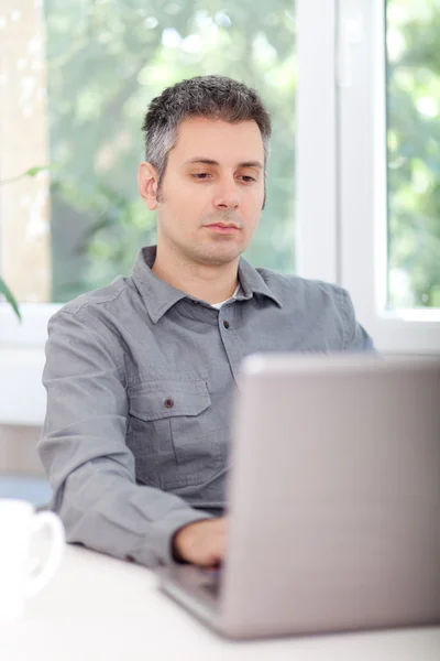 Portret van een jonge man op het werk Stockfoto