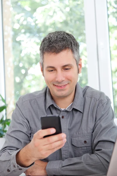 Jonge man met behulp van mobiele telefoon — Stockfoto