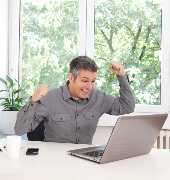 Celebrando un éxito ! — Foto de Stock