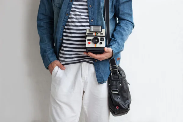 Hipster com câmera instantânea — Fotografia de Stock