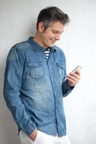 Hombre joven usando el teléfono celular —  Fotos de Stock