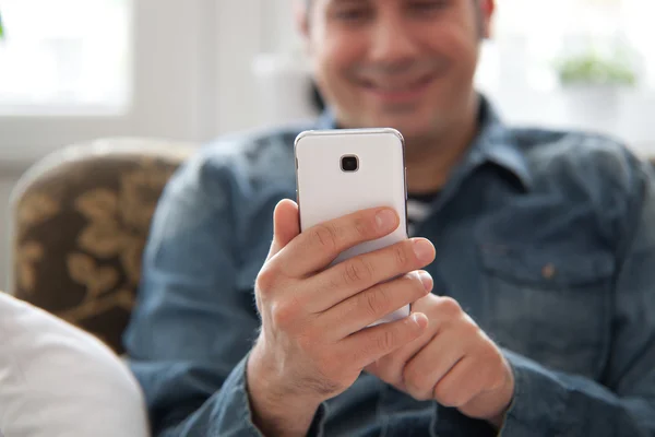 Hombre joven usando el teléfono celular — Foto de Stock