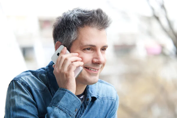 Junger Mann benutzt Handy — Stockfoto