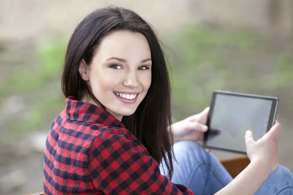 Jong meisje met behulp van digitale Tablet PC — Stockfoto