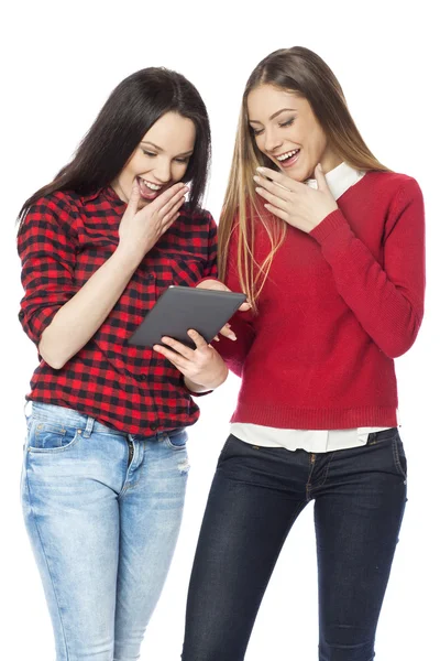 Mujeres jóvenes usando tableta digital — Foto de Stock