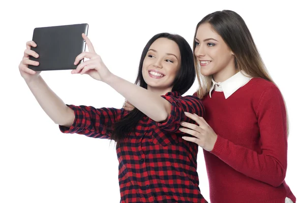 Adolescentes chicas tomando selfie — Foto de Stock