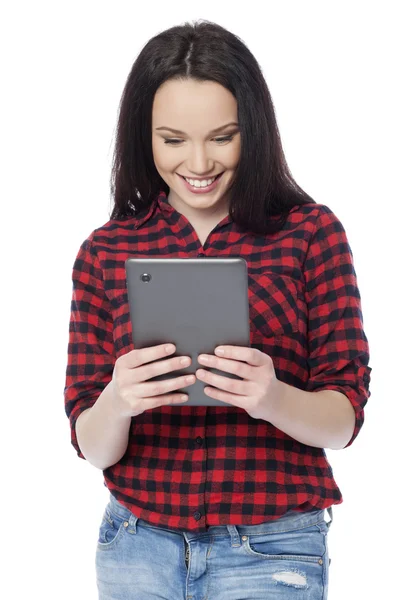 Jovem usando tablet digital — Fotografia de Stock