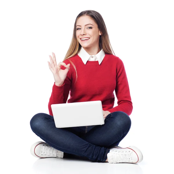 Ragazza sul computer portatile — Foto Stock