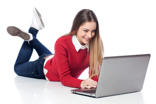 Mädchen auf dem Laptop — Stockfoto