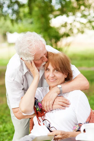 Влюбленная пожилая пара — стоковое фото