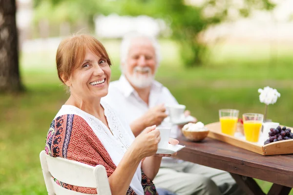 Senior couple enjoying themselves outdoors — Stock Photo, Image