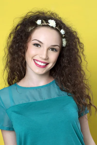 Menina bonita no fundo amarelo — Fotografia de Stock