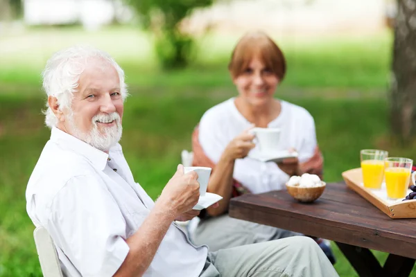 年长的夫妇，在户外享受生活 — 图库照片