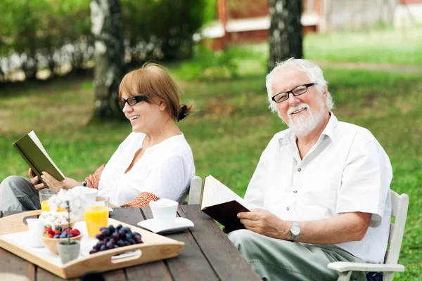 Senior couple enjoying themselves outdoors — Stock Photo, Image