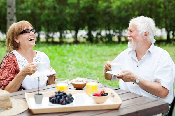 年长的夫妇享受杯咖啡在户外 — 图库照片
