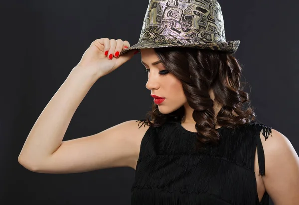 Retrato Beleza Bela Jovem Segurando Seu Chapéu — Fotografia de Stock
