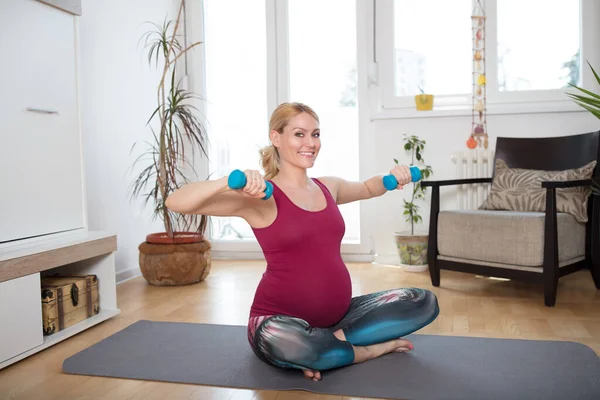 Junge Schöne Schwangere Frau Übt Hause Geringe Schärfentiefe — Stockfoto