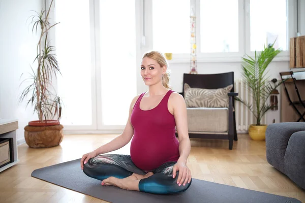 Donna Incinta Che Pratica Yoga Casa Posa Loto Profondità Campo — Foto Stock