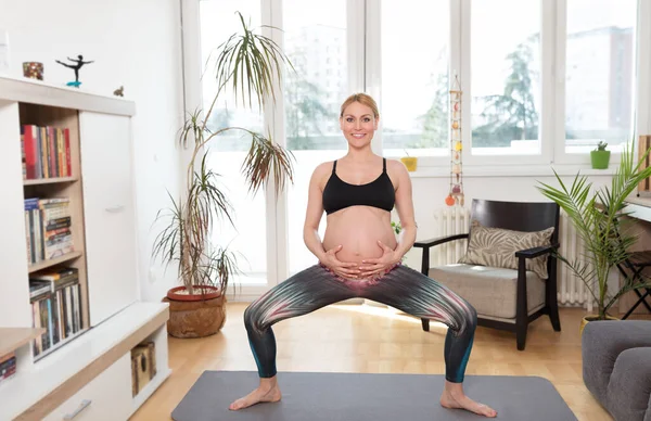 Mujer Embarazada Practicando Yoga Casa Pose Diosa Poca Profundidad Campo — Foto de Stock