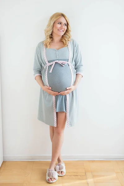 Retrato Una Hermosa Mujer Embarazada Pie Junto Pared — Foto de Stock