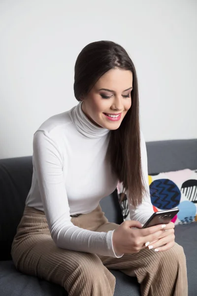 Retrato Una Hermosa Joven Sentada Sofá Enviando Mensajes Texto — Foto de Stock