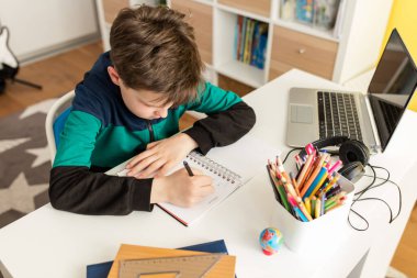 4. sınıf öğrencisi Covid-19 tecridi sırasında video konferans dersi alıyor.