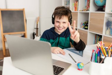 4. sınıf öğrencisi Covid-19 tecridi sırasında video konferans dersi alıyor.