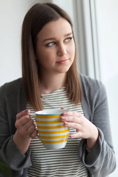 Belle Jeune Femme Debout Près Fenêtre Ayant Une Boisson Chaude — Photo