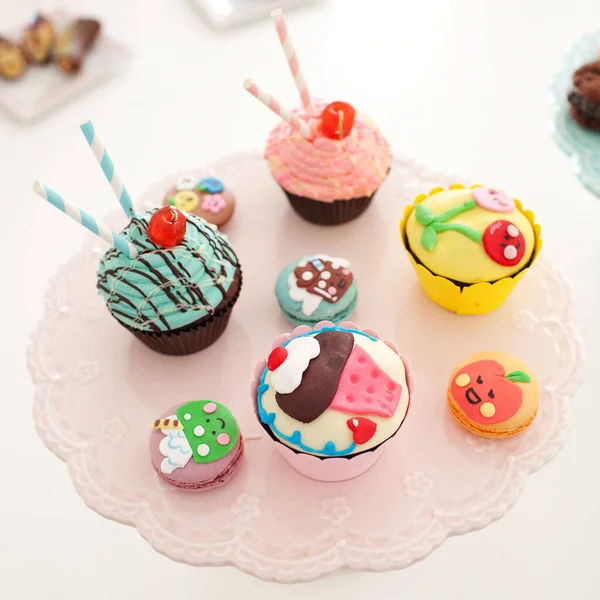 Nahaufnahme Bild Von Verschiedenen Bunten Cupcakes Und Makronen — Stockfoto