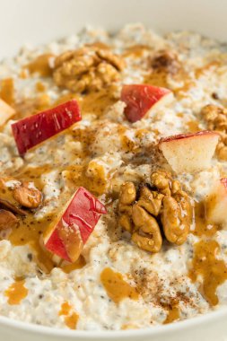 Sağlıklı, lezzetli bir yulaf ezmesinin, sığ bir tarlanın görüntüsü.